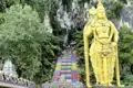 Auf Ihrer individuellen Rundreise durch Malaysia besuchen Sie die Batu-Höhlen, bewacht von der 42 m hohen goldenen Statue des Hindugottes Murugan: Für malaysische Hindus ein Pilgerziel, für alle ein Natur- und Kulturhingucker.