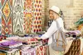 Auf Ihrer individuellen Reise durch Usbekistan bummeln Sie über Märkte und bestaunen bunte Stoffe.