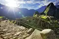 Ein Highlight jeder Südamerika-Reise: die legendären Ruinen von Machu Picchu in Peru. Umgeben von den grünen Berghängen der Anden thront die Inkastadt inmitten spektakulärer Natur – ein unvergesslicher Höhepunkt auf Ihrer individuellen Marco Polo Reise.