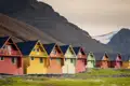 Auf Ihrer individuellen Reise nach Spitzbergen verbringen Sie sechs Nächte in Longyearbyen - die bunten Farben der Häuser 
sollen während der monatelangen Polarnächte die Gemüter aufheitern.