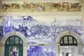 Auf der Rundreise besichtigen wir in Porto den Bahnhof São Bento  und lassen uns von unserer Reiseleitung die Bedeutung hinter dem Kunstwerk aus Kacheln erklären.