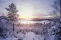 Bei der Reise durch Finnland sehen wir viele traumhafte Winterlandschaften mit zugefrorenen Seen bei Sonnenuntergang.