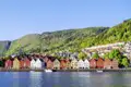 Bei Ihrer Reise beginnen wir in Bergen und sehen das farbenfrohe Hafenviertel Bryggen.