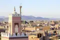 Rundgang am Vormittag Ihrer Reise durch Marrakesch: Es ruft der Muezzin vom Minarett der altehrwürdigen Koutoubia-Moschee, durch das Stadttor Bab Agnaou strömen Händler mit ihren Waren.