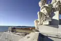 Genießen Sie auf Ihrer Städtereise mit Marco Polo den Ausblick auf den Hauptplatz Praca do Lisboa und das Meer.