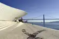 Das alte, aber auch das neue Lissabon, das Sie auf Ihrer Städtereise entdecken, ist jeden Besuch wert. Hier das Museum MAAT für zeitgenössische Kunst, Architektur und Technologie mit seiner einmaligen Architektur direkt am Fluss Tejo.