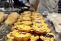 Pastel de Nata ist ein traditionelles portugiesisches Gebäck, das Sie auf Ihrer Städtereise mit Marco Polo nach Lissabon unbedingt probieren sollten.