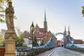 Auf unserer Top-Preis-Reise nach Breslau werden wir viele Brücken bewundern. Hier die Dombrücke in Breslau, die die Sandinsel mit dem nach wie vor Dominsel genannten Stadtviertel verbindet.