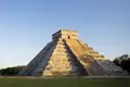 Der zentrale Teil der alten Mayastätte Chichén Itzá mit der Pyramidel des Kukulkán im Licht der untergehenden Sonne. Eine Höhepunkt zum Abschluss der Marco Polo-Rundreise