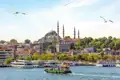 Zwischen Wasser und Land: Dank der einzigartigen Lage Istanbuls an Bosporus und Goldenem Horn bieten sich uns auf unserer Top-Preis-Reise immer wieder herrliche Blicke auf Kuppeln und Minarette.