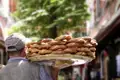 Ein Simit-Verkäufer in der Türkei trägt ein Tablett mit Sesamringen, eine kulinarische Erfahrung, die zur Entdeckung lokaler Spezialitäten gehört.
