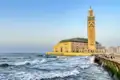 Die Hassan-II.-Moschee in Casablanca mit ihrem hohen Minarett wurde direkt am Ufer des Atlantischen Ozeans errichtet. Diesen herrlichen Blick können Sie während Ihrer Rundreise durch Marokko genießen.