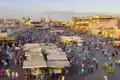 Das pulsierende Zentrum Marrakeschs bildet der Marktplatz Djemaa el-Fna, auf dem sich neben Händler auch allerlei Künstler wie Wahrsager und Schlangenbeschwörer dem Publikum präsentieren.
