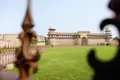 Auf unserer Reise sehen wir unter anderem den beeindruckenden Jahangiri Mahal Palast in Agra.