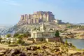 Auf dieser Rundreise machen wir Halt in Jodphur. Vom Scheingrab Jaswant Thada können wir einen Panoramablick auf die Festung Mehrangarh erhaschen.