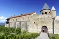 Die imposante Festungsmauer des Alaverdi-Klosters in Georgien mit der Georgskathedrale im Hintergrund bei blauem Himmel.