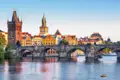 Auf Ihrer Reise nach Prag überqueren Sie die Karlsbrücke und besuchen die Altstadt. Genießen Sie den Ausblick.