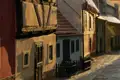 Bei Ihrer Reise nach Prag werfen Sie einen Blick in das Goldene Gässchen. Eine malerische Straße mit kleinen, bunten Häusern, die sich an die Burgmauer schmiegen.