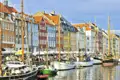 Bei unserer Reise erkundigen wir die dänische Hauptstadt Kopenhagen und bestauen die bunten Häuser mit den Segelbooten am Hafen.