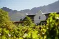 Ein Weingut in traditioneller kapholländischer Architektur  in den Weinbergen der Kapregion