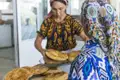 Eine Frau backt traditionelles Brot in einer Bäckerei in Usbekistan.