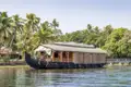 Traditionelles Hausboot steht am Ufer in den Backwaters von Kerala.