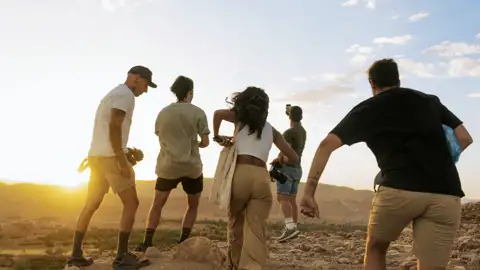 Auf unserer YOUNG LINE Rundreise durch Marokko machen wir auf Wunsch einen Abstecher in die Dünen der Sahara und  laufen zusammen in den Sonnenuntergang - was für ein Selfie!