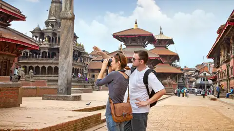 Zwei Menschen erkunden den Durbar Square in Kathmandu, Nepal.