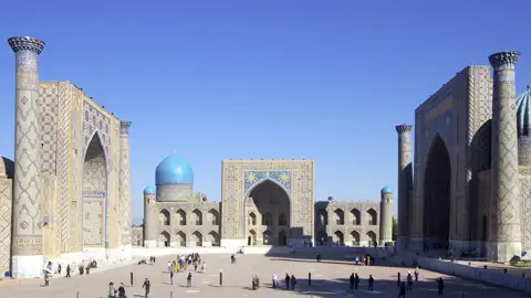 Auf unserer Reise nach Usbekistan und Kirgisistan besichtigen wir die Koranschulen am Registanplatz in Samarkand.
