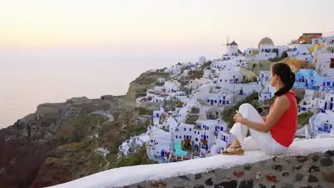 Diese Rundreise ist Insel-Hopping über die Kykladen. Als letzte der Inseln besuchen wir Santorin und genießen in der lauen Abendstimmung den Sonnenuntergang.
