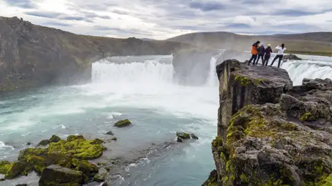 Auf Ihrer Rundreise durch Island dürfen natürlich die beeindruckenden Wasserfälle der Insel nicht fehlen - einer der mächtigsten: der Godafoss.