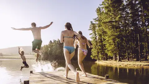Auf unserer YOUNG LINE Reise nach Finnland haben wir auch Gelegenheit, in den einen oder anderen See zu springen.