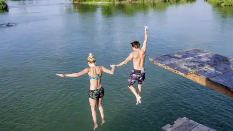 Auf unserer YOUNG LINE TRAVEL Rundreise durch Laos haben wir immer wieder Zeit für einen Sprung ins kühle Nass, wie z.B. hier bei den 4000 Islands.