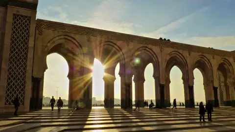 Ein Höhepunkt auf Ihrer individuellen Rundreise durch Marokko: die riesige Hassan-II.-Moschee in Casablanca. Das Geschenk des Königs an sein Volk ist eines der größten muslimischen Gotteshäuser der Welt.