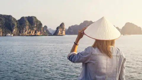 Auf Ihrer individuellen Rundreise durch Vietnam erkunden Sie die faszinierende Halongbucht auf einer Dschunke. Sie übernachten auch an Bord und können Sonnenaufgang und -untergang in der Bucht genießen.