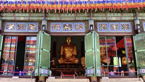 Immer wieder treffen Sie auf Ihrer individuellen Rundreise durch Südkorea auf bunte Tempel.