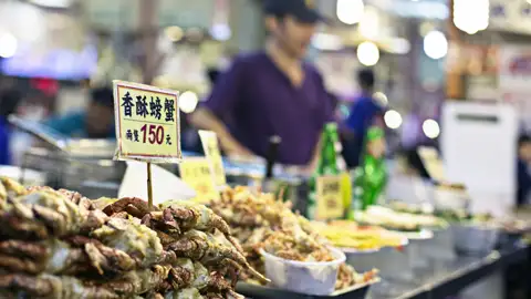 Taipei ist für sein köstliches Streetfood auf den Nachtmärkten berühmt - das sollten Sie auf Ihrer individuellen Rundreise durch Taiwan unbedingt probieren.