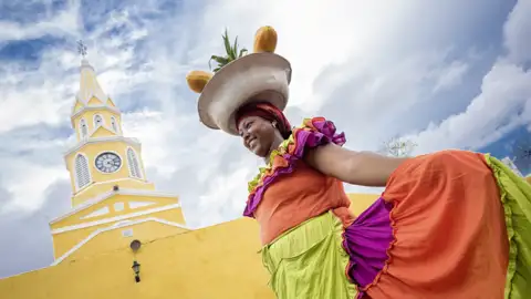 Zum Finale Ihrer individuellen Rundreise durch Kolumbien erkunden Sie die prächtig restaurierte Altstadt von Cartagena und begegnen bestimmt auch der ein oder anderen Frau in farbenfroher Tracht.