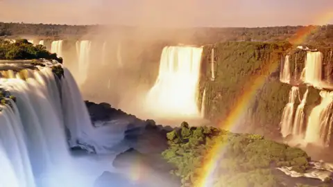 Einer der Höhepunkte Ihrer individuellen Rundreise durch Südamerika: Iguazú, die schönsten Wasserfälle der Welt, die Sie von Argentinien und von Brasilien aus erkunden.