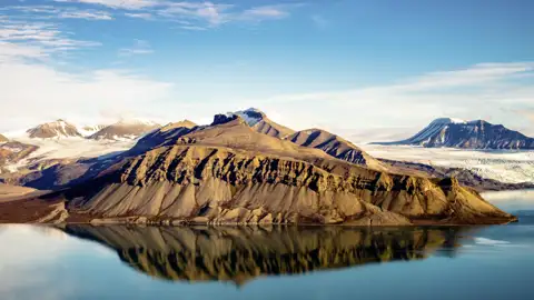 Auf Ihrer individuellen Reise nach Spitzbergen kommen Sie auf einer Fahrt mit dem Hybrid-Katamaran am Dickson Land, der Halbinsel zwischen Dicksonfjord und Billefjord, vorbei.