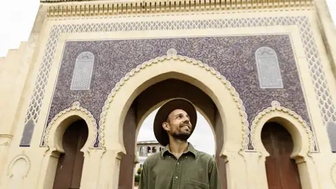 Kommen Sie mit nach Fes, der vielleicht ursprünglichsten Stadt Marokkos. Durch das Stadttor Bab Boujeloud gelangt man in den labyrinthartigen Souk, das Marktviertel.