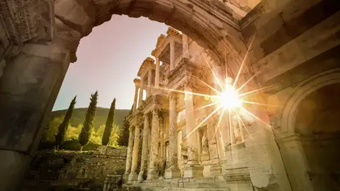 Ein Höhepunkt der Reise mit Marco Polo  ist die Besichtigung von Ephesus, einer der besterhaltenen antiken Städte der Welt, mit ihrer berühmten Celsus-Bibliothek.