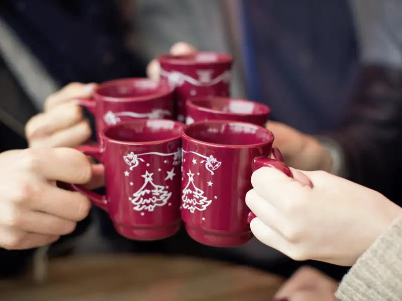 Im winterlichen Stockholm wärmen wir uns auf dieser Gruppenreise für junge Menschen zwischen 20 und 35 zu Silvester auch mit einem Glögg auf