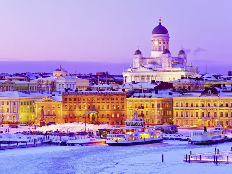 Auf unserer Gruppenreise genießen wir unbeschwerte Tage im Zentrum von Helsinki und bewundern die Stadt in der verschneiten Abendstimmung