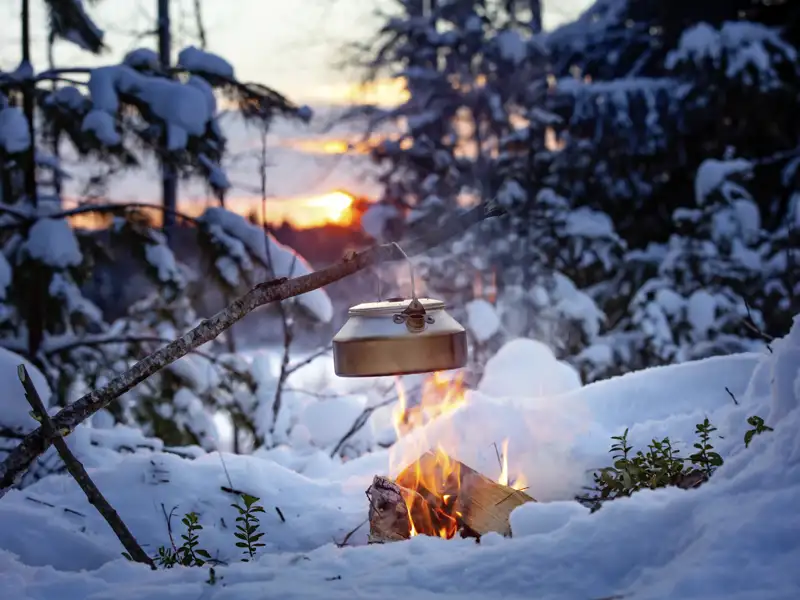 Auf unserer YOUNG LINE Reise nach Finnland genießen wir auch einen Becher Kaffee frisch vom Lagerfeuer.