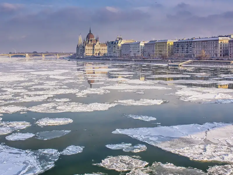 Das winterliche Budapest erwartet diese Gruppe von Travellern ab 35 zum Jahreswechsel