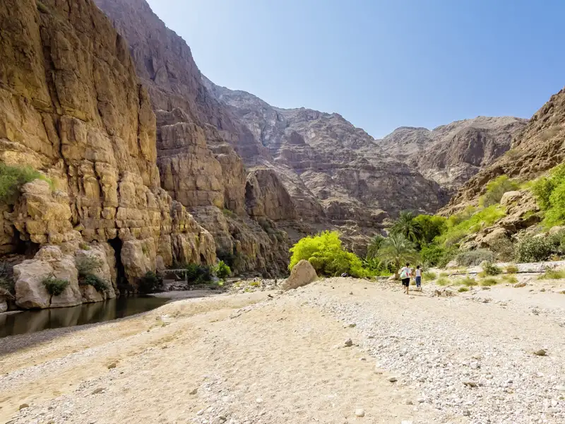 Auf Ihrer Rundreise mit Marco Polo durch den Oman machen Sie einen Zwischenstopp am Wadi Tiwi und haben Zeit für einen kurzen Spaziergang durch das Wadi.