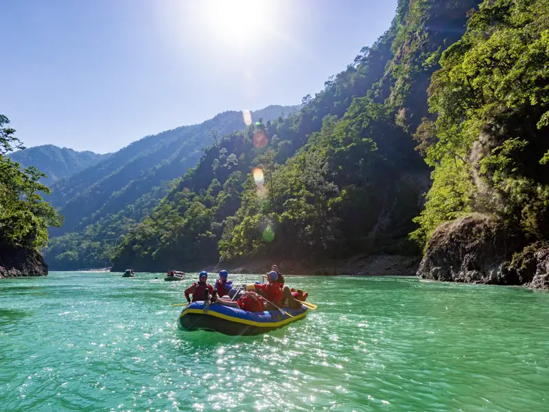 Auf unserer Reise in kleiner Gruppe durch Nepal unternehmen wir auf dem Trisuli River eine Schlauchbootfahrt, neudeutsch Rafting. Natürlich tragen wir dabei Schwimmwesten und Helme zu unserer Sicherheit.