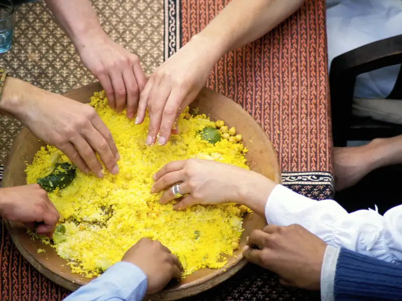 Die Gruppe reiselustiger Singles ab 35 genießt unterwegs auch das marokkanische Essen.