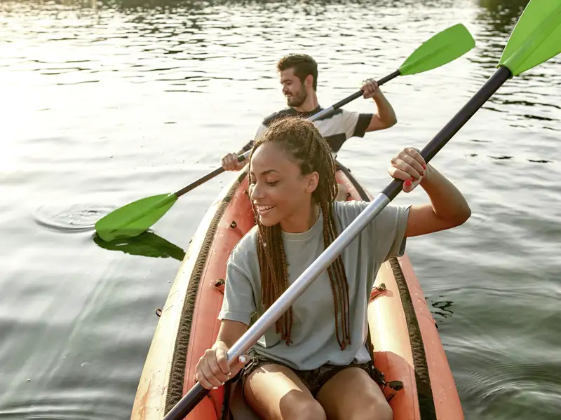 Flucht aufs Wasser - bei unserer YOUNG LINE Rundreise durch Ägypten paddeln wir in Kairo im offenen Kajak auf dem Nil am Ufer von Zamalek entlang.